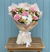 Букет цветов из:  Гвоздики, Орхидеи и Розы #REPLACE_PRED# Каменнобродской