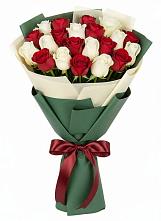 Букет Микс из красных и белых роз в Каменнобродской