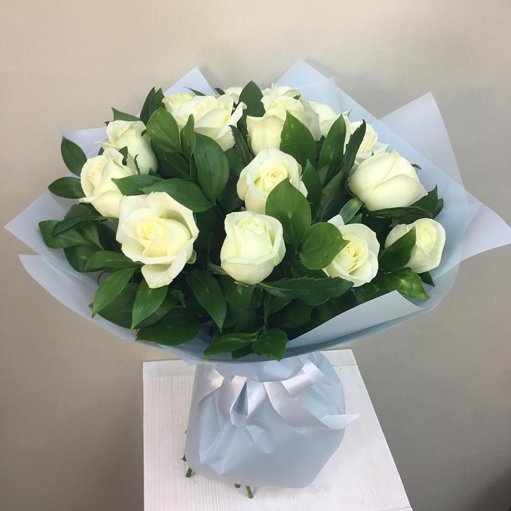 Букет 15 Белых роз Проуд в Каменнобродской