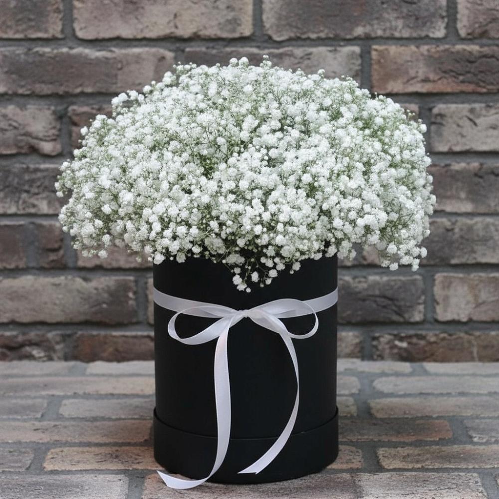 Цветочная композиция из Гипсофила в шляпной коробке в Каменнобродской