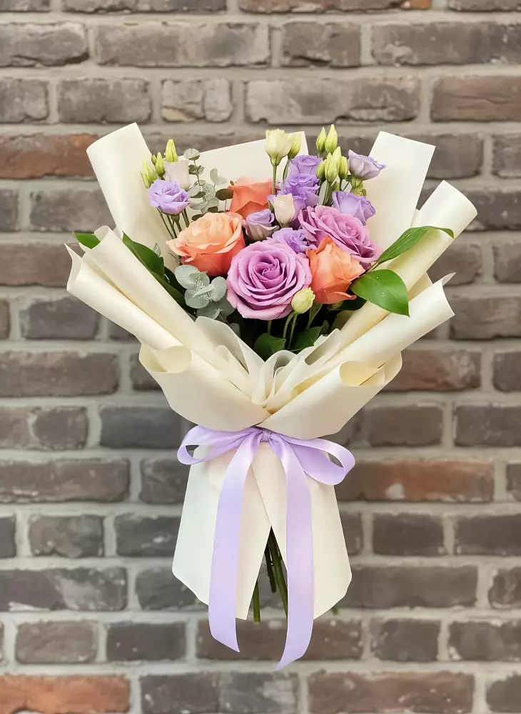 Букет цветов из: Лизиантусы и Розы в Каменнобродской