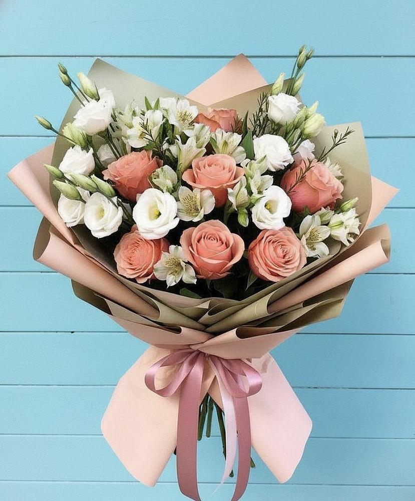 Букет цветов из: Розы, Альстромерии и Лизиантусы в Каменнобродской