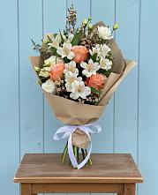 Букет цветов из:  Альстромерии, Лизиантусы, Розы и Хризантемы в Каменнобродской