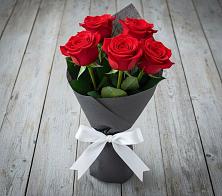 Букет 5 Красных роз Эдлесс Лав в Каменнобродской