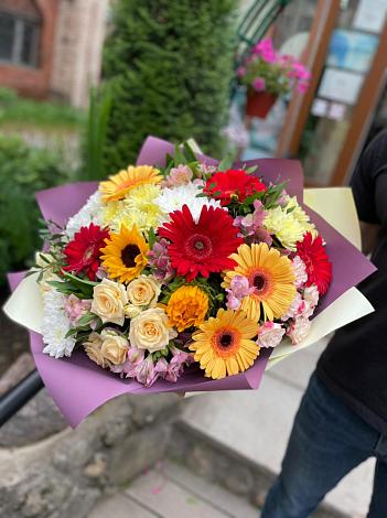Букет цветов из: Герберы, Ромашки, Хризантемы, Розы и Подсолнухи в Каменнобродской