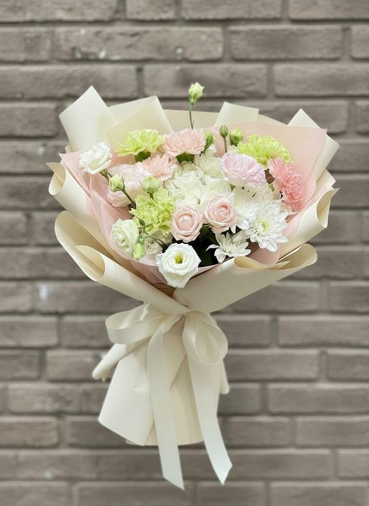 Букет цветов из: Гвоздики, Розы, Лизиантусы и Хризантемы в Каменнобродской