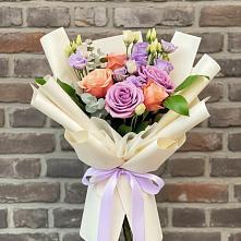 Букет цветов из:  Лизиантусы и Розы в Каменнобродской