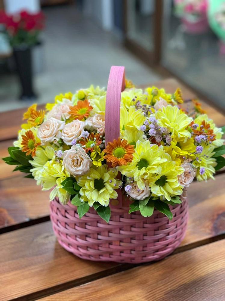 Цветочная композиция из Хризантемы и Розы в корзине в Каменнобродской