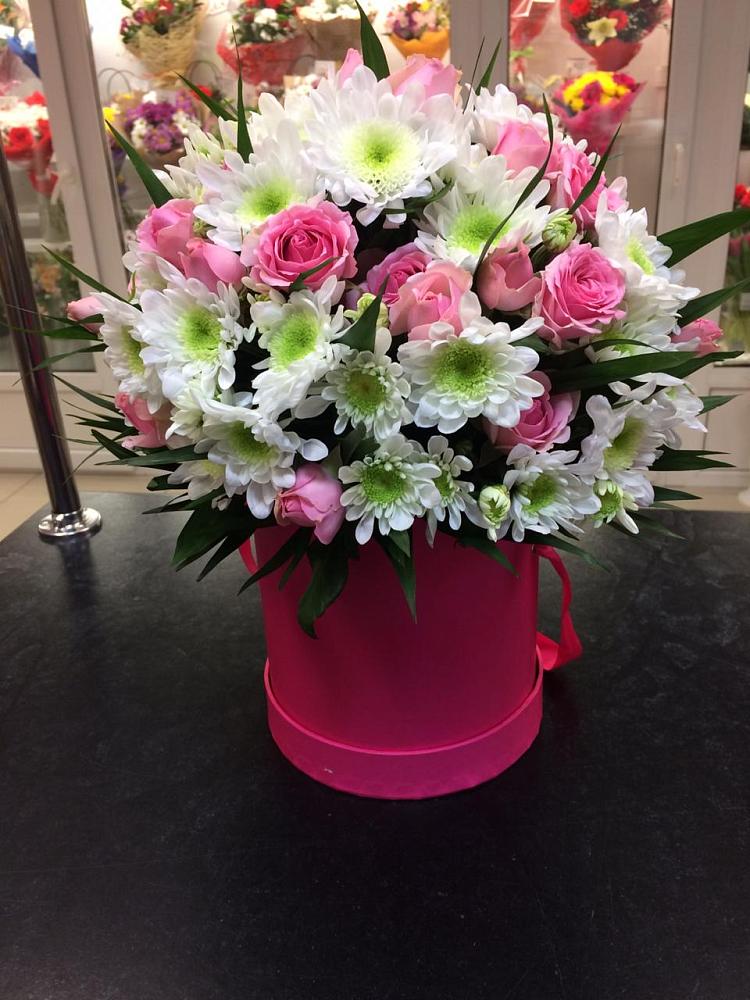 Цветочная композиция из Розы и Хризантемы в шляпной коробке в Каменнобродской