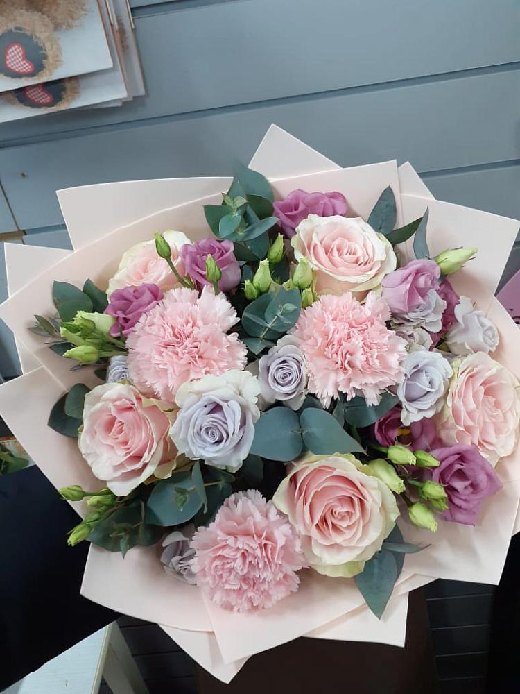 Букет цветов из: Розы, Гвоздики и Лизиантусы в Каменнобродской