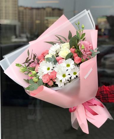 Букет цветов из: Розы, Лизиантусы и Хризантемы в Каменнобродской