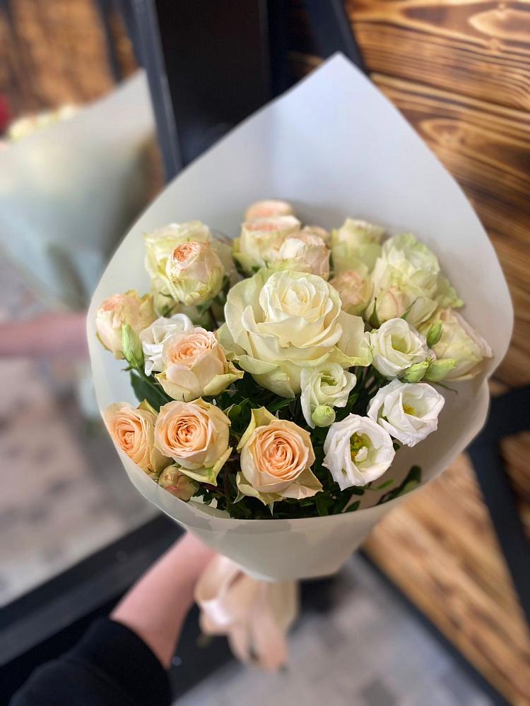 Букет цветов из: Розы и Лизиантусы в Каменнобродской